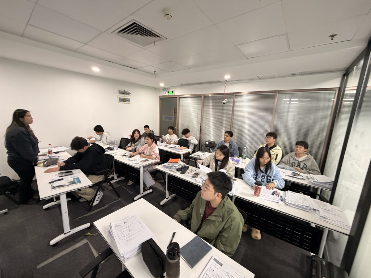 俯身讲解：老师蹲下身，与学生逐题分析