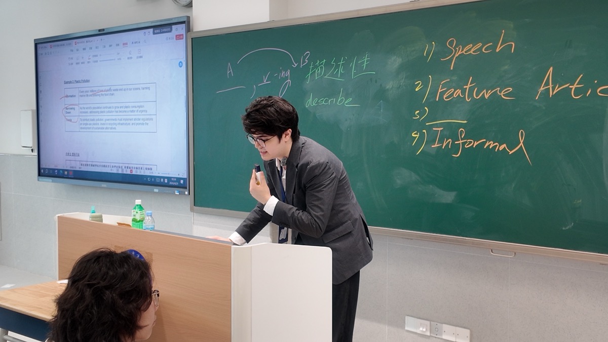 大班授课：黑板上精讲英文写作结构