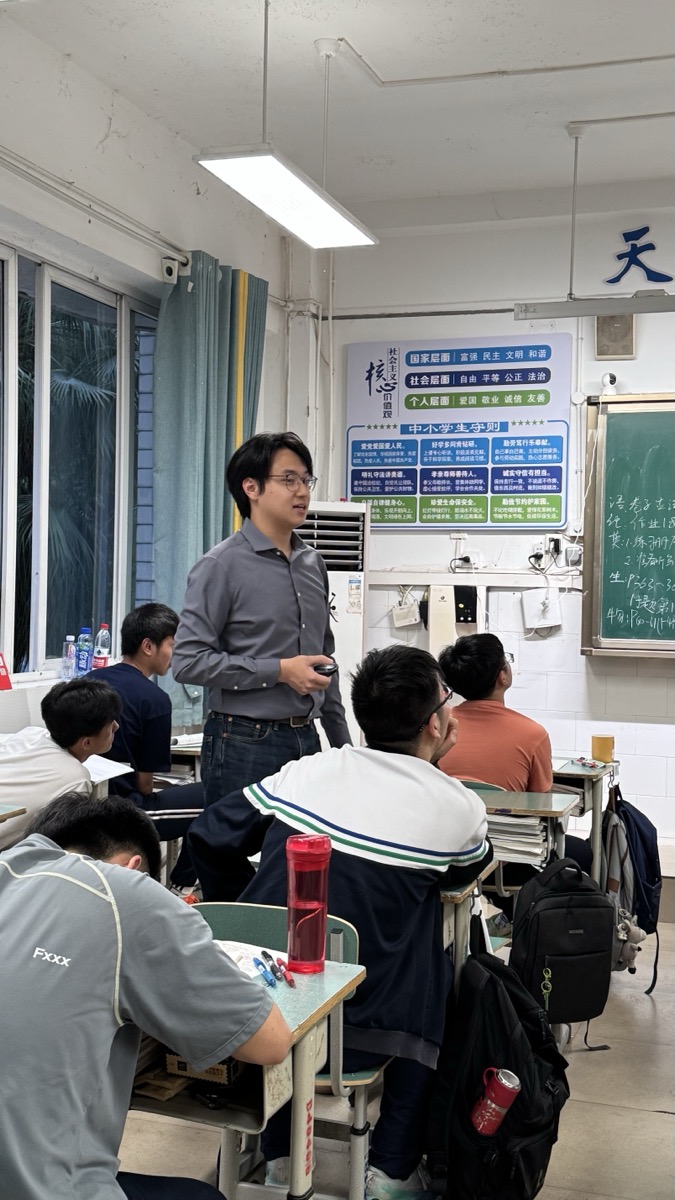 大班授课：黑板上精讲英文写作结构