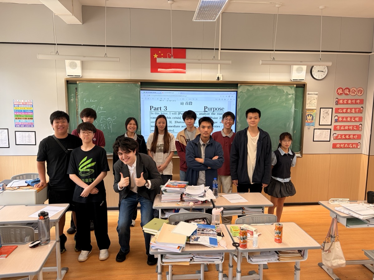 DSE 课堂师生合影，屏幕上是英文写作 Part 3 课件 — WeWrites 美中学校课堂